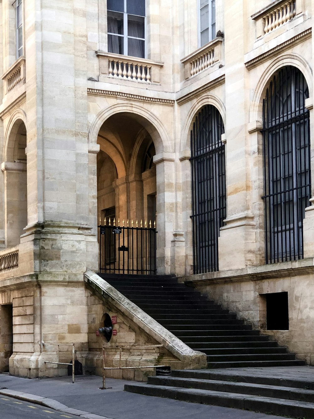 Un gran edificio con un montón de ventanas y escaleras