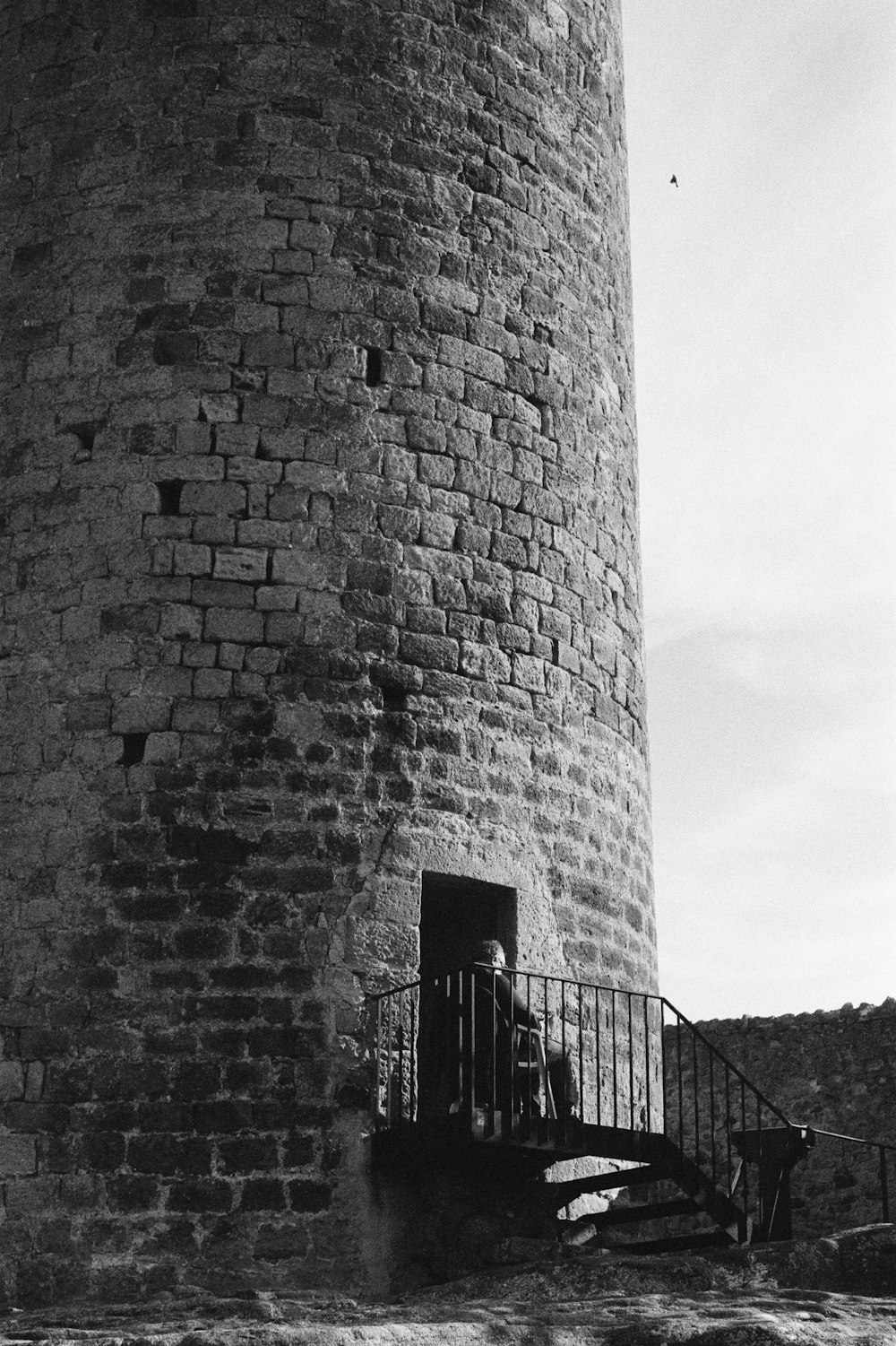 Una foto in bianco e nero di una torre di pietra