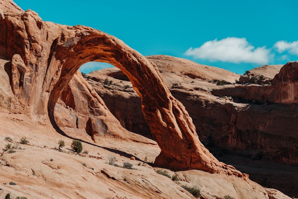 Un gran arco de roca en medio de un desierto