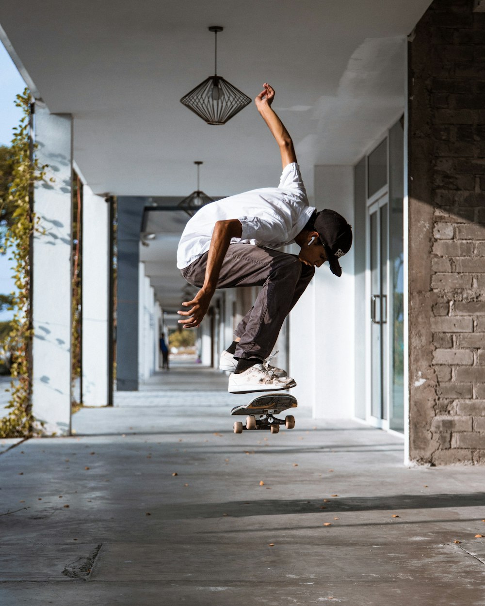 um homem andando de skate ao lado de um prédio