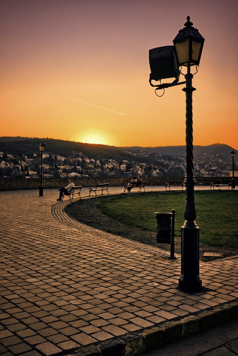 un lampadaire assis sur le bord d’une route