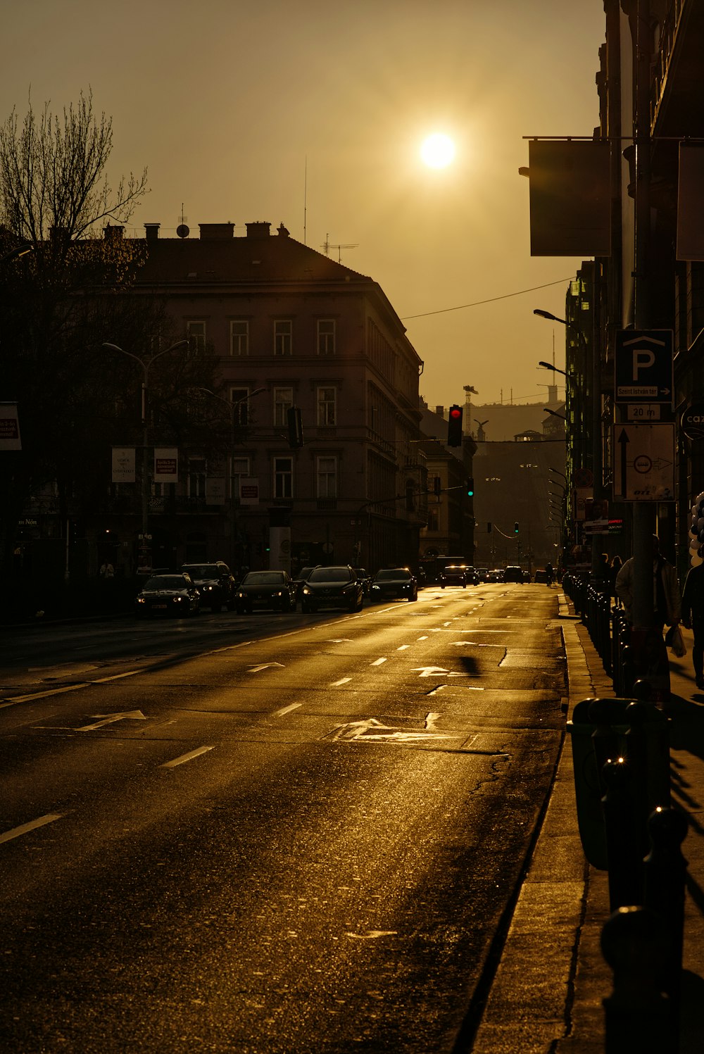 Il sole sta tramontando su una strada della città