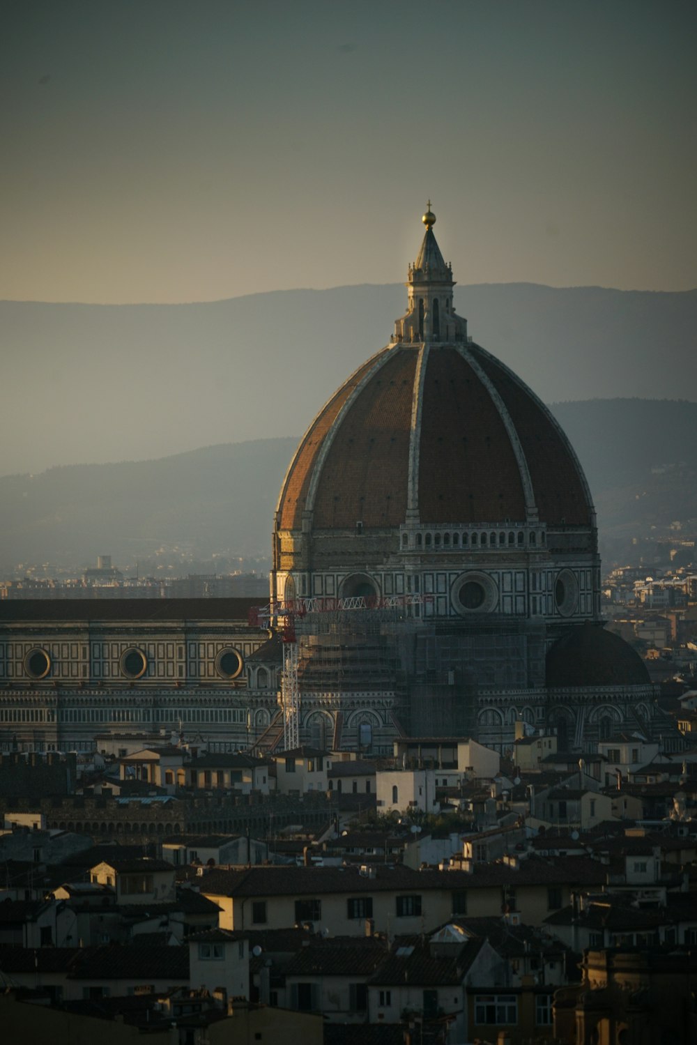 La cupola di un edificio in una città