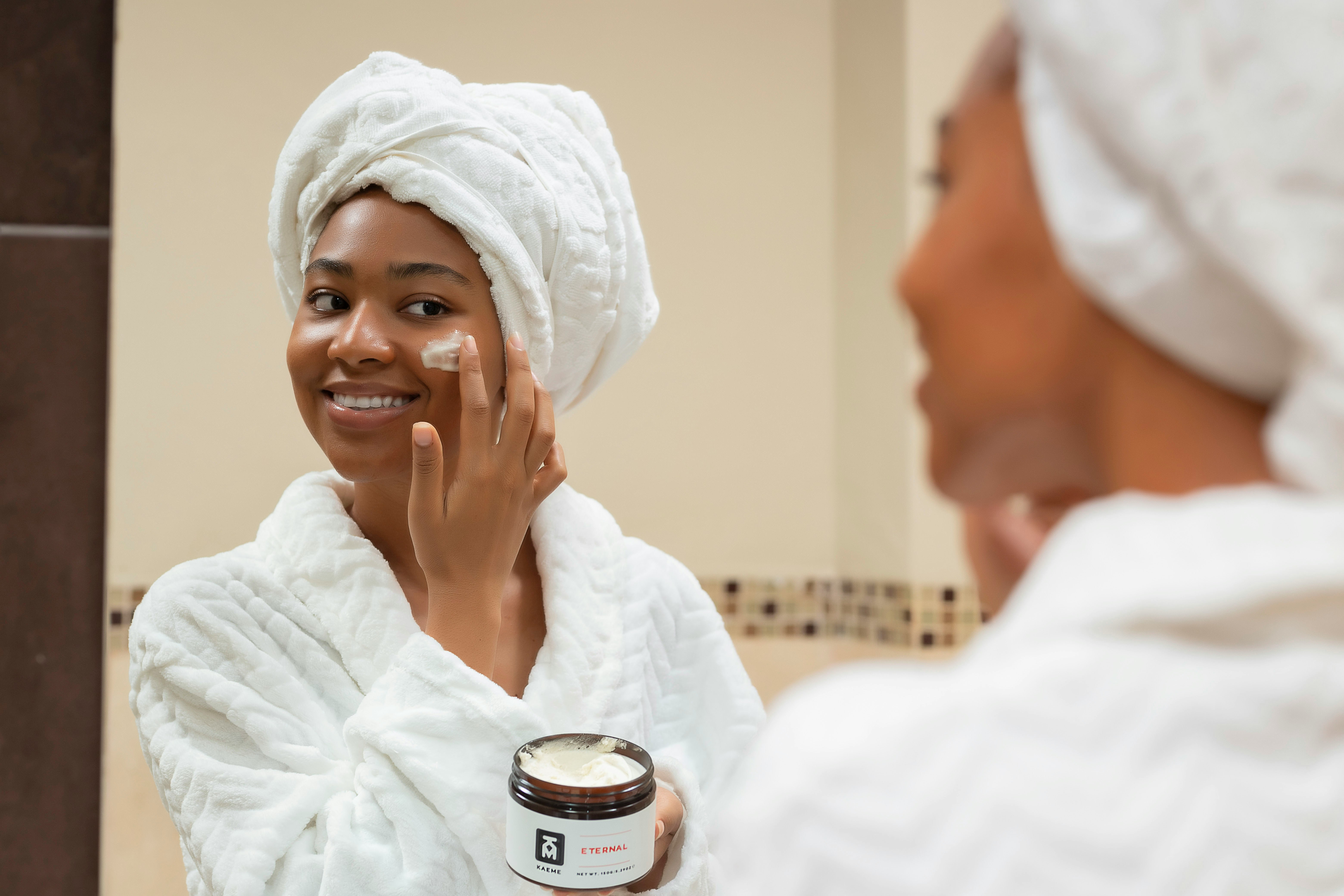 Sebo in Eccesso Dopo i 35 Anni: Come le Fluttuazioni Ormonali Alterano la Pelle e Perché Niacinamide e Zinco Sono la Soluzione Nutrizionale più Efficace