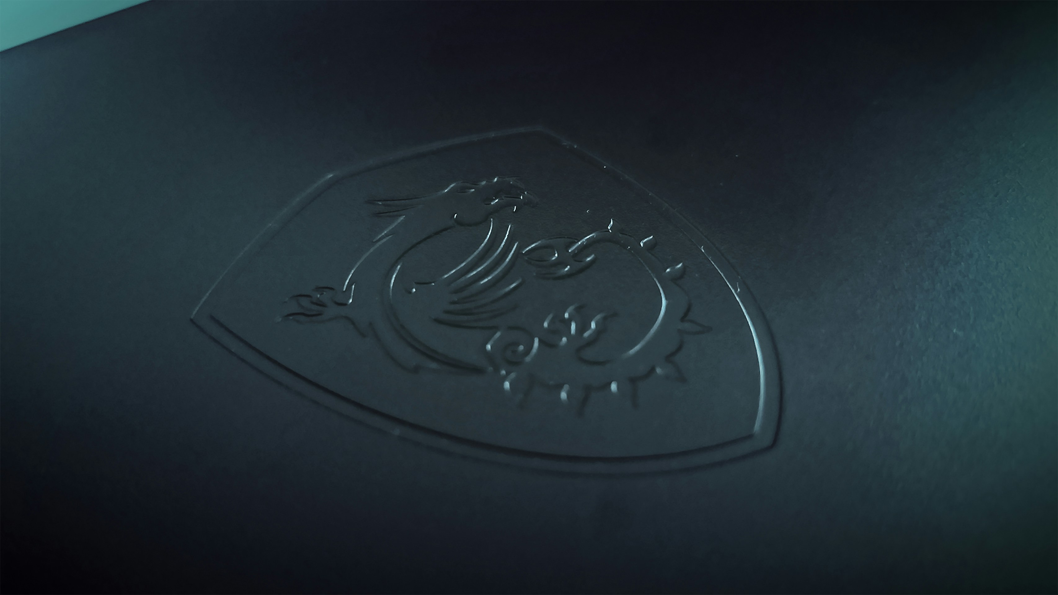 Un primer plano de un logotipo sobre una superficie negra