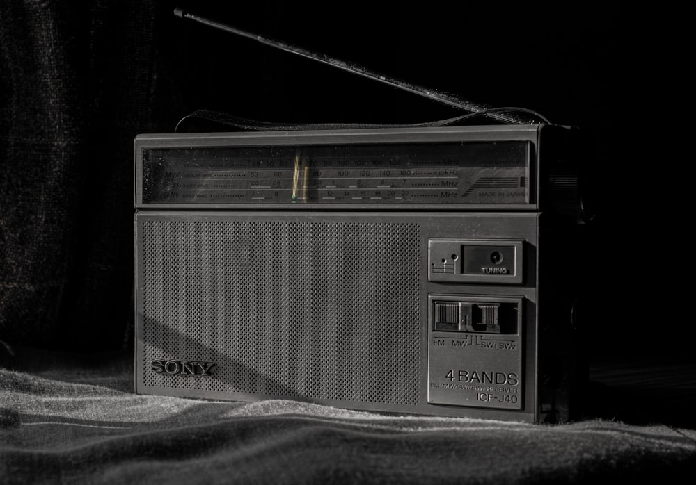 Une photo en noir et blanc d’une vieille radio