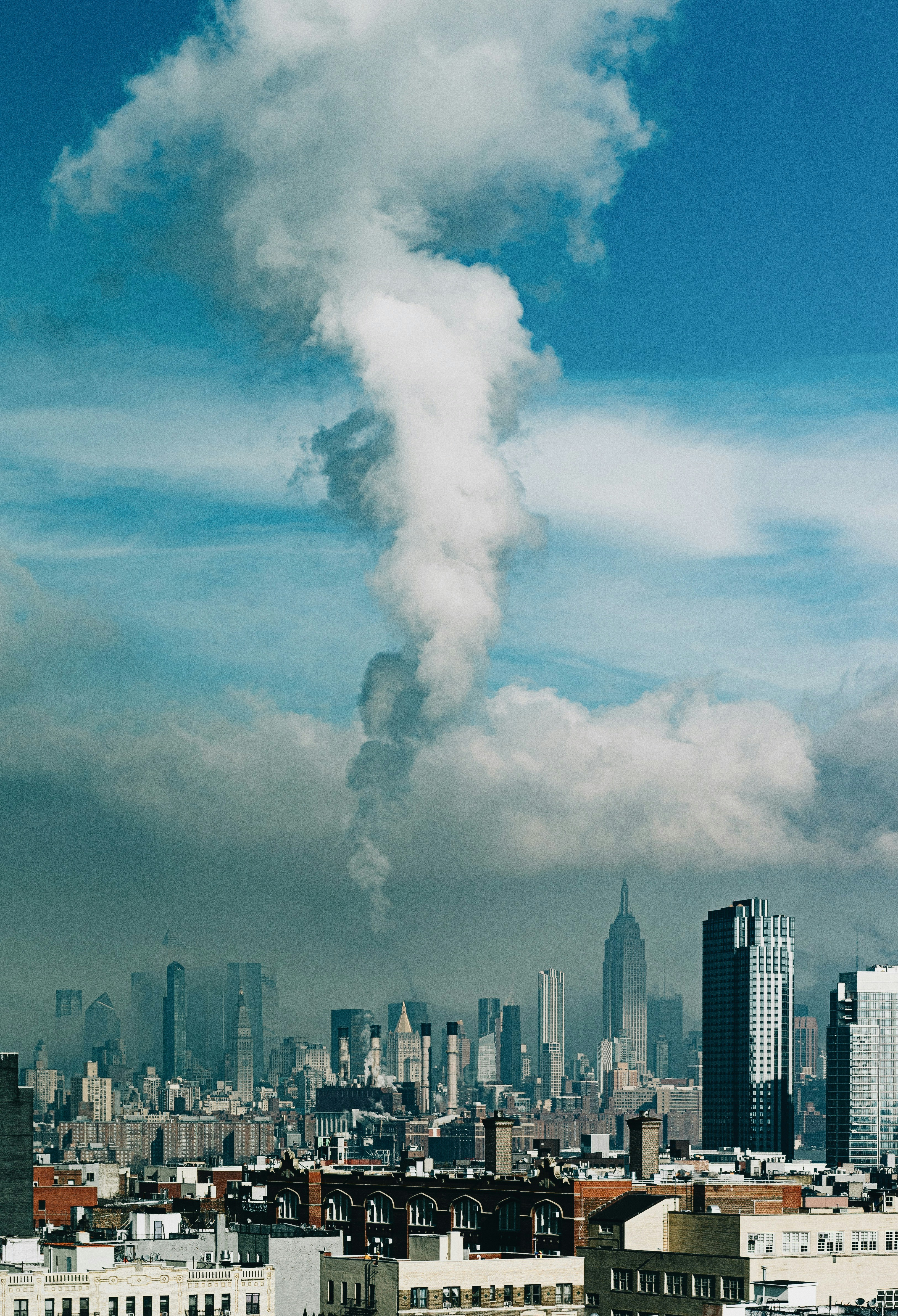 Un grand panache de fumée sort d’un bâtiment