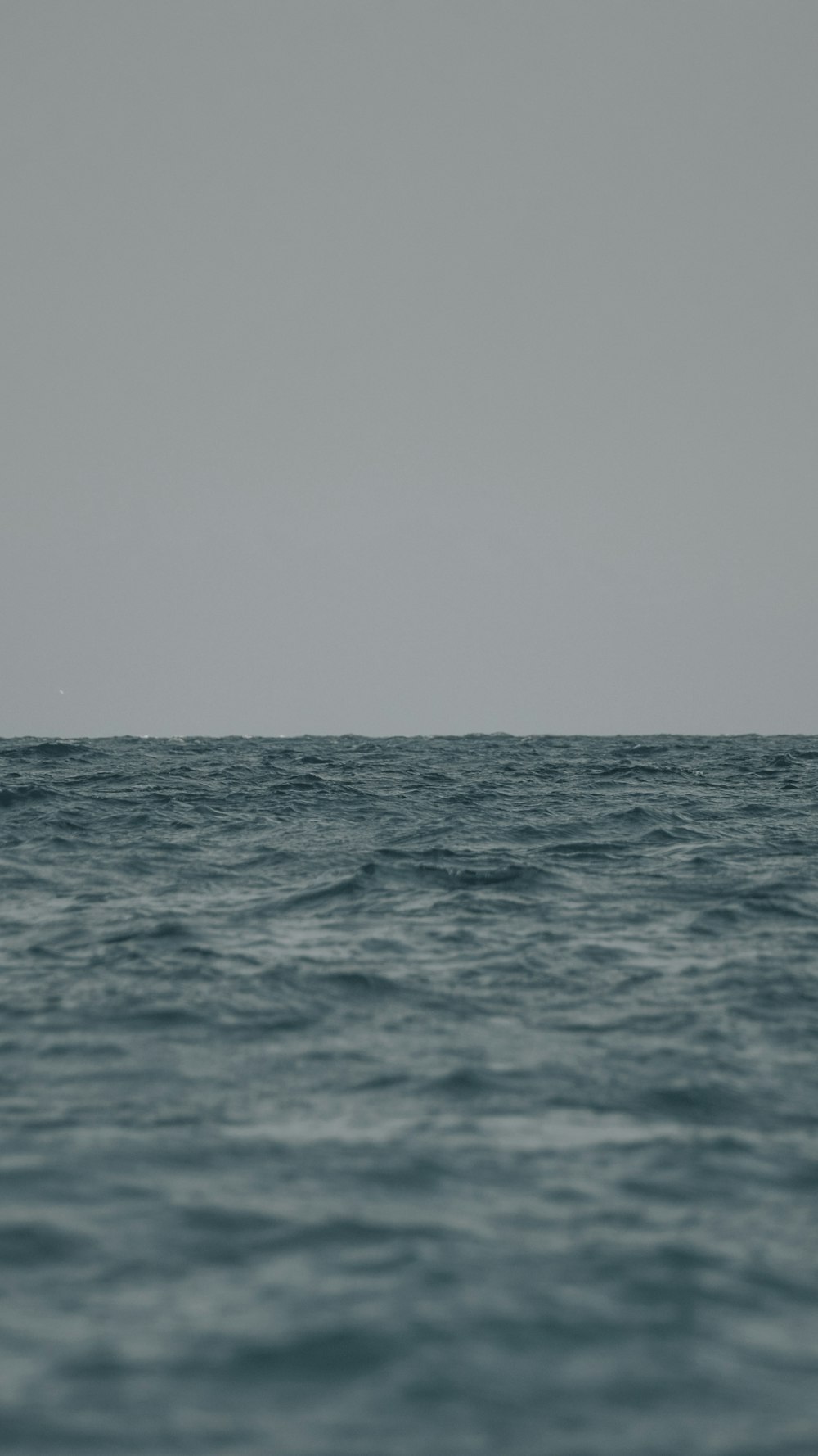 um grande corpo de água com um barco à distância