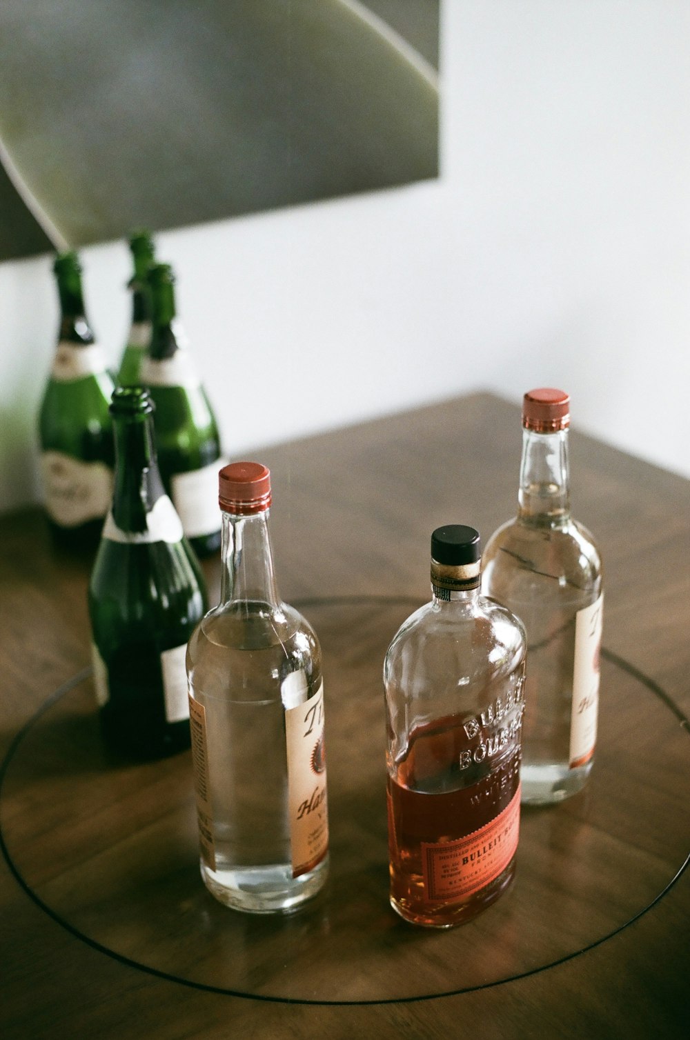 trois bouteilles d’alcool posées sur une table