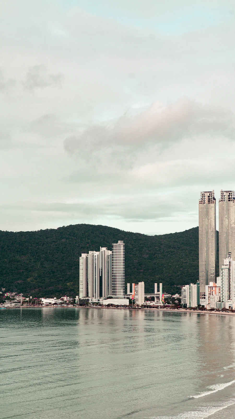 Cidade à beira-mar no litoral catarinense