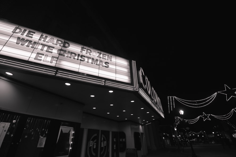 Une photo en noir et blanc d’un chapiteau de théâtre