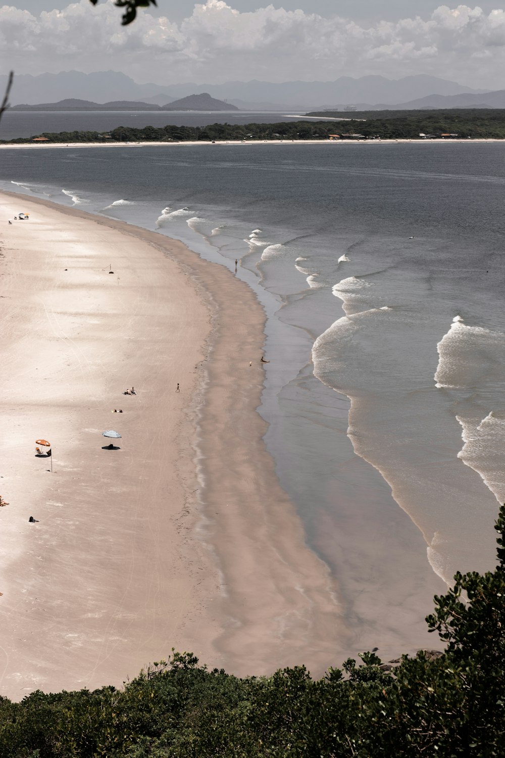 Blick auf einen Strand mit Menschen darauf