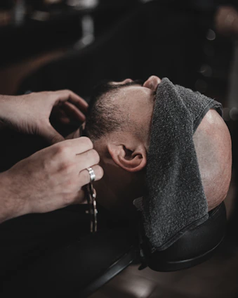 Serviço de barba com navalha e toalha quente na melhor barbearia de Londrina