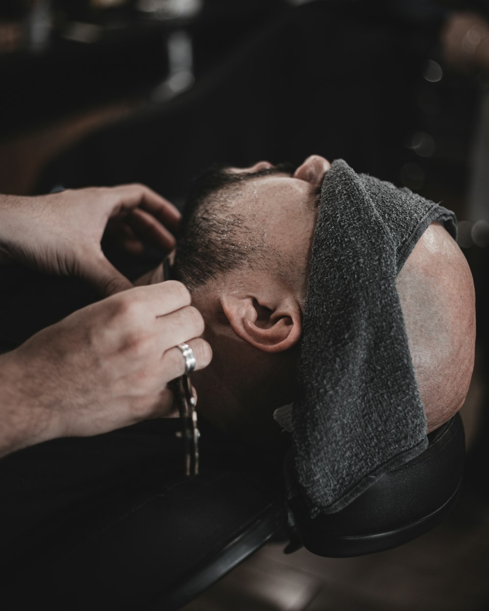 Un uomo che si fa tagliare i capelli da un barbiere