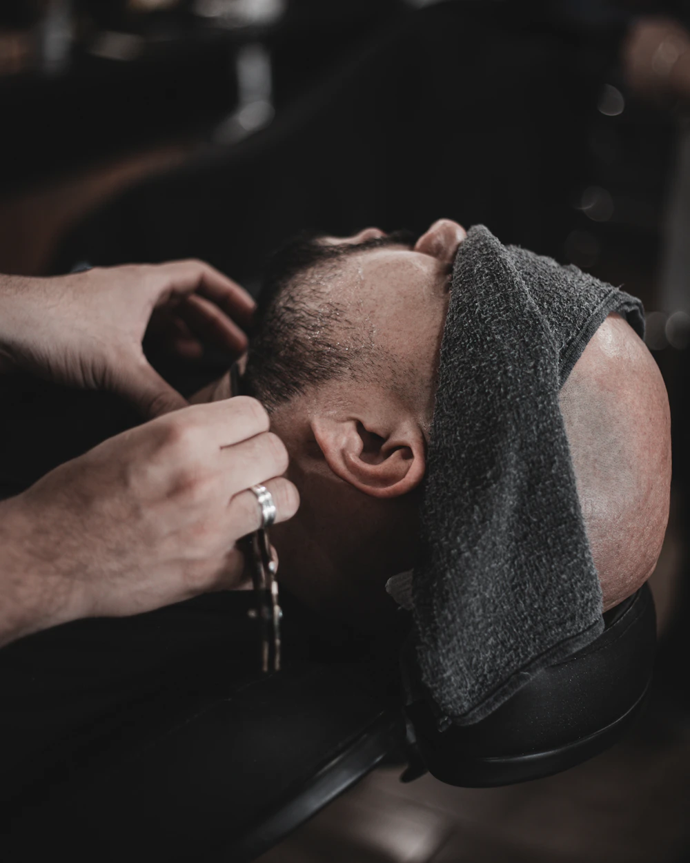 Barbeiro trabalhando em um corte masculino