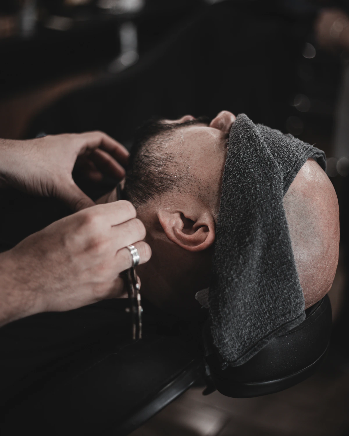 Barbeiro realizando corte masculino