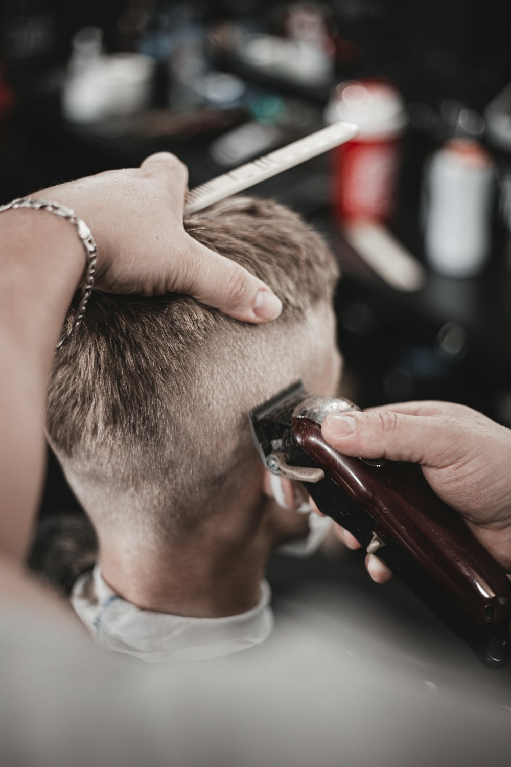 Un uomo che si fa tagliare i capelli da un barbiere