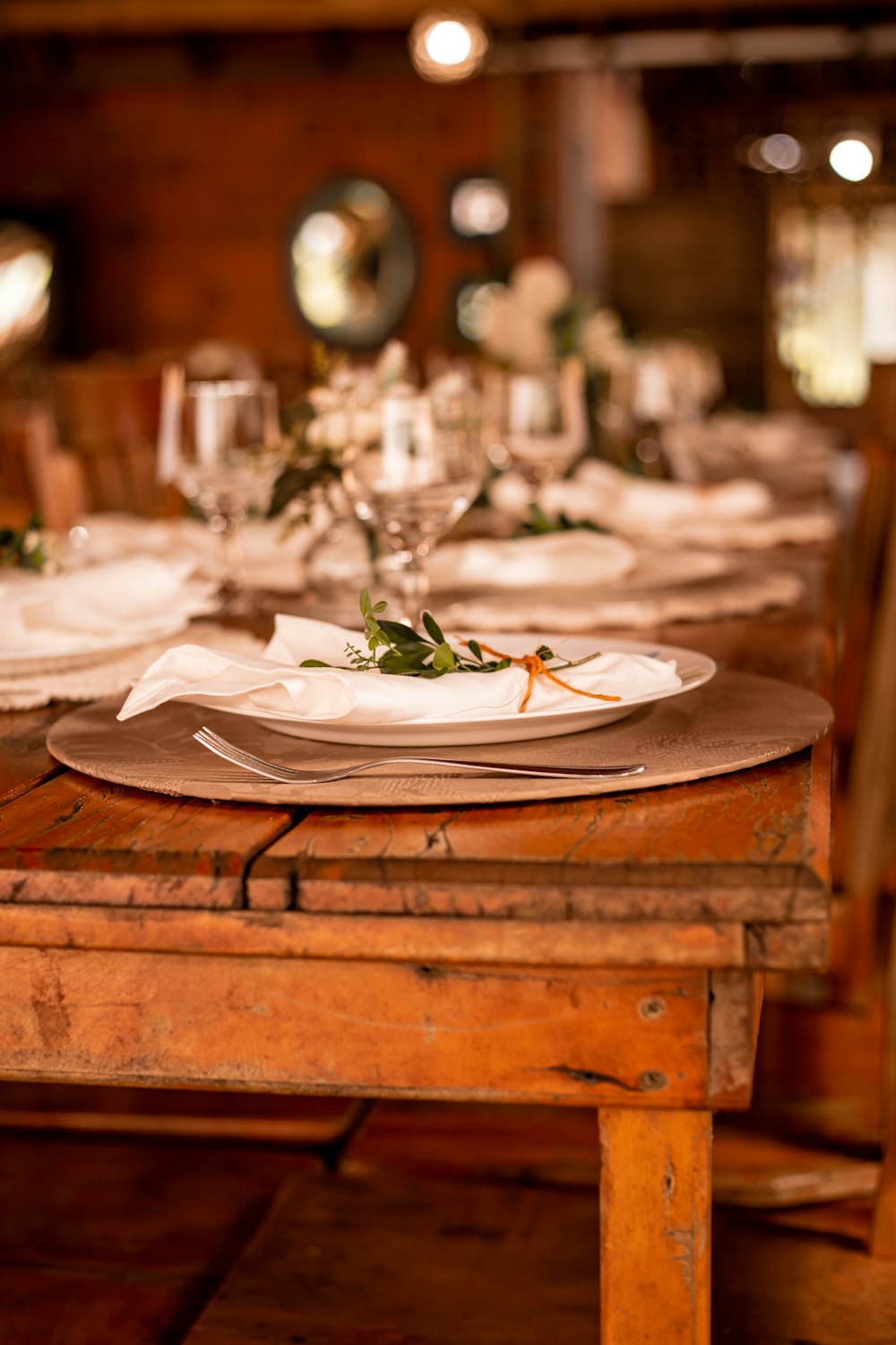 uma mesa de madeira coberta com pratos e copos