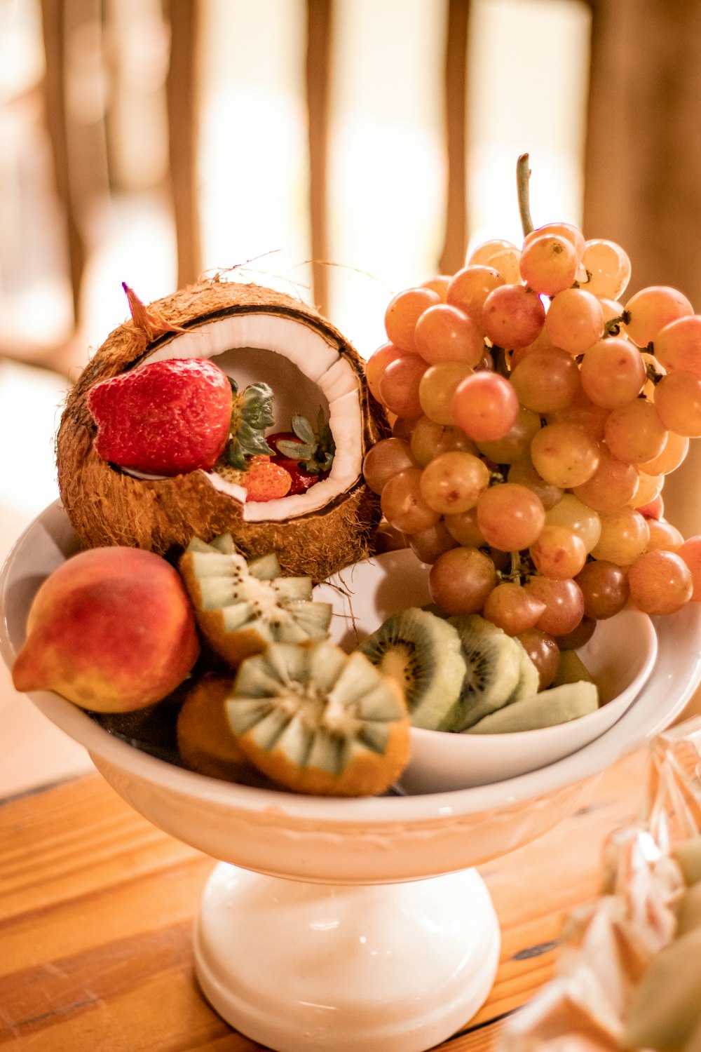 木製のテーブルの上に果物でいっぱいのボウル