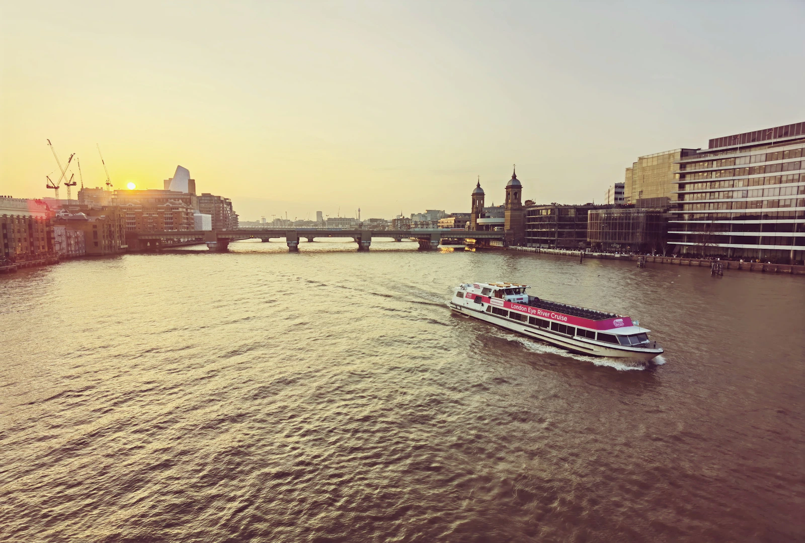 Bateau de croisière fluviale traversant une ville