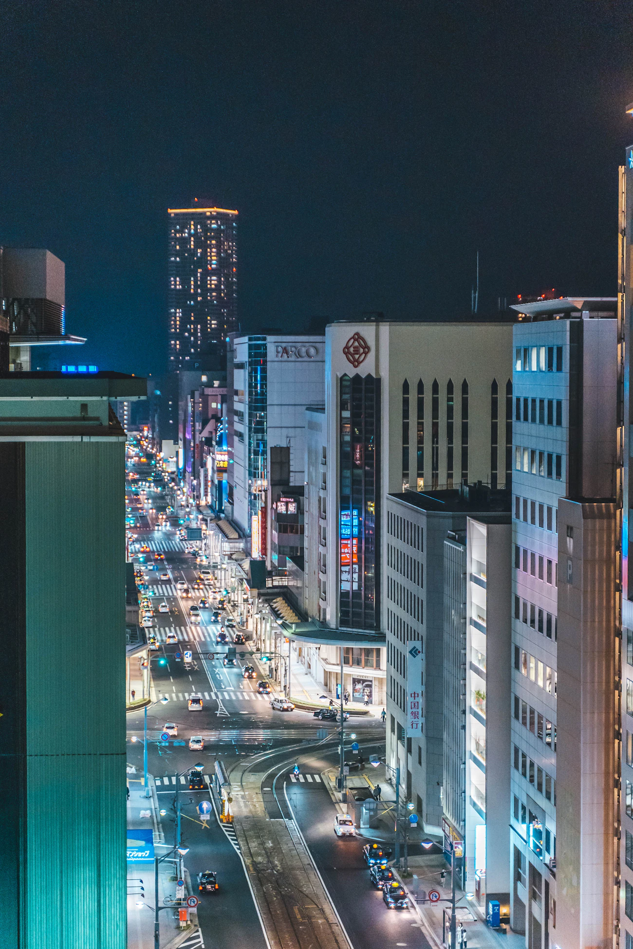 夜の日本の市街地と道路