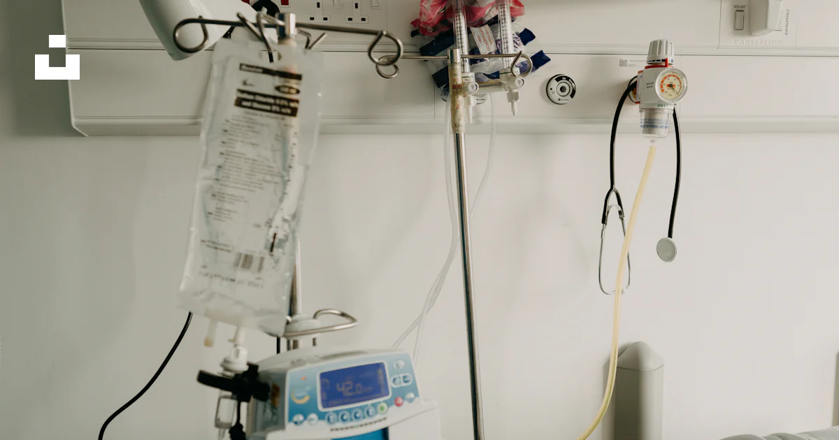 Une chambre d’hôpital avec un lit et du matériel médical photo – Photo ...