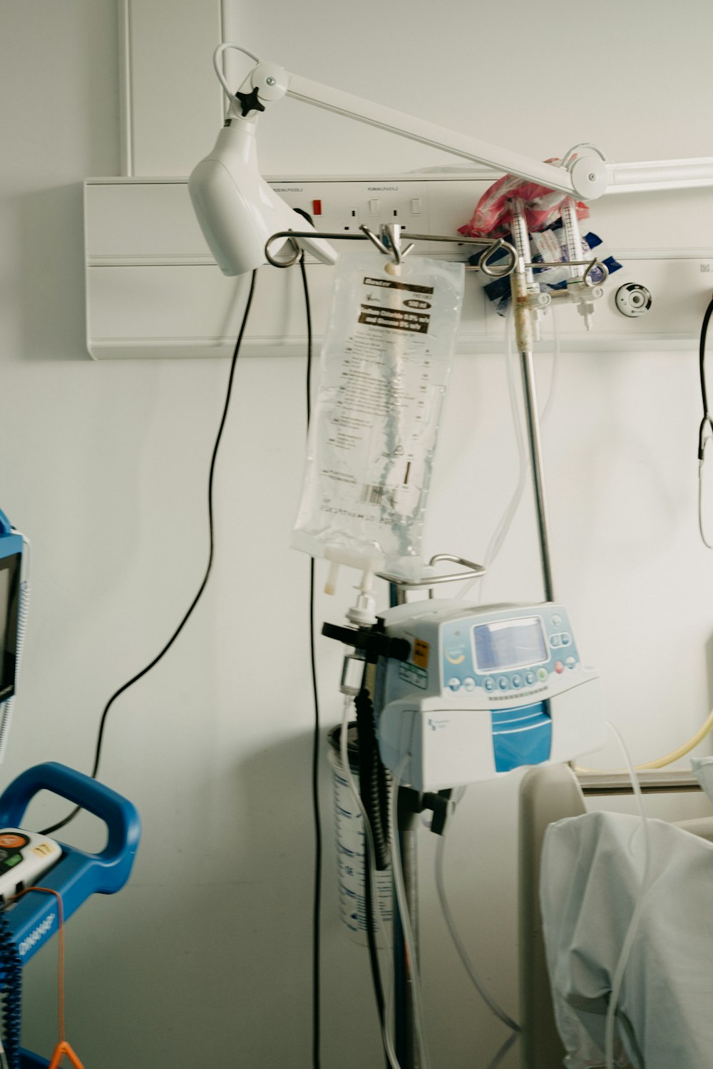 um quarto de hospital com uma cama e equipamento médico