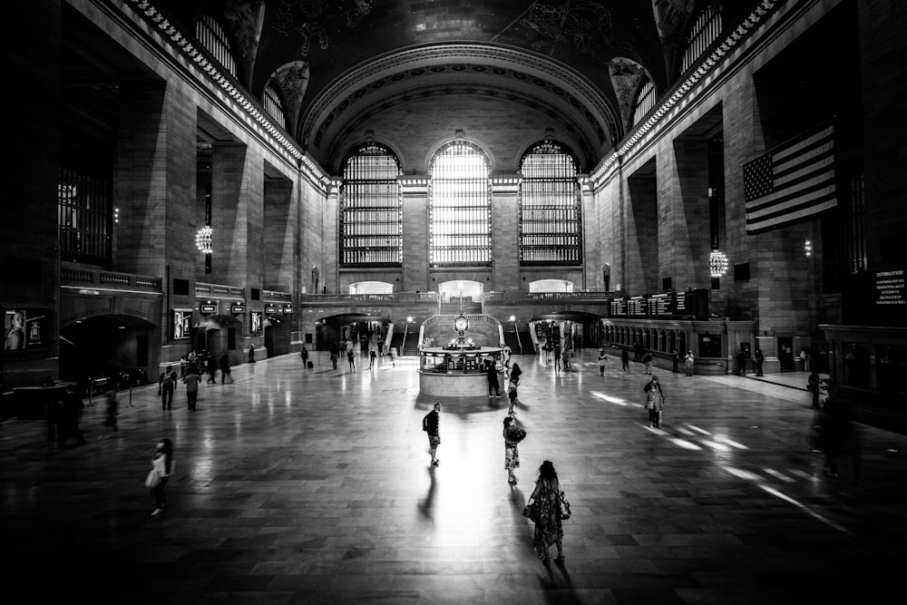 Una foto in bianco e nero di una stazione ferroviaria