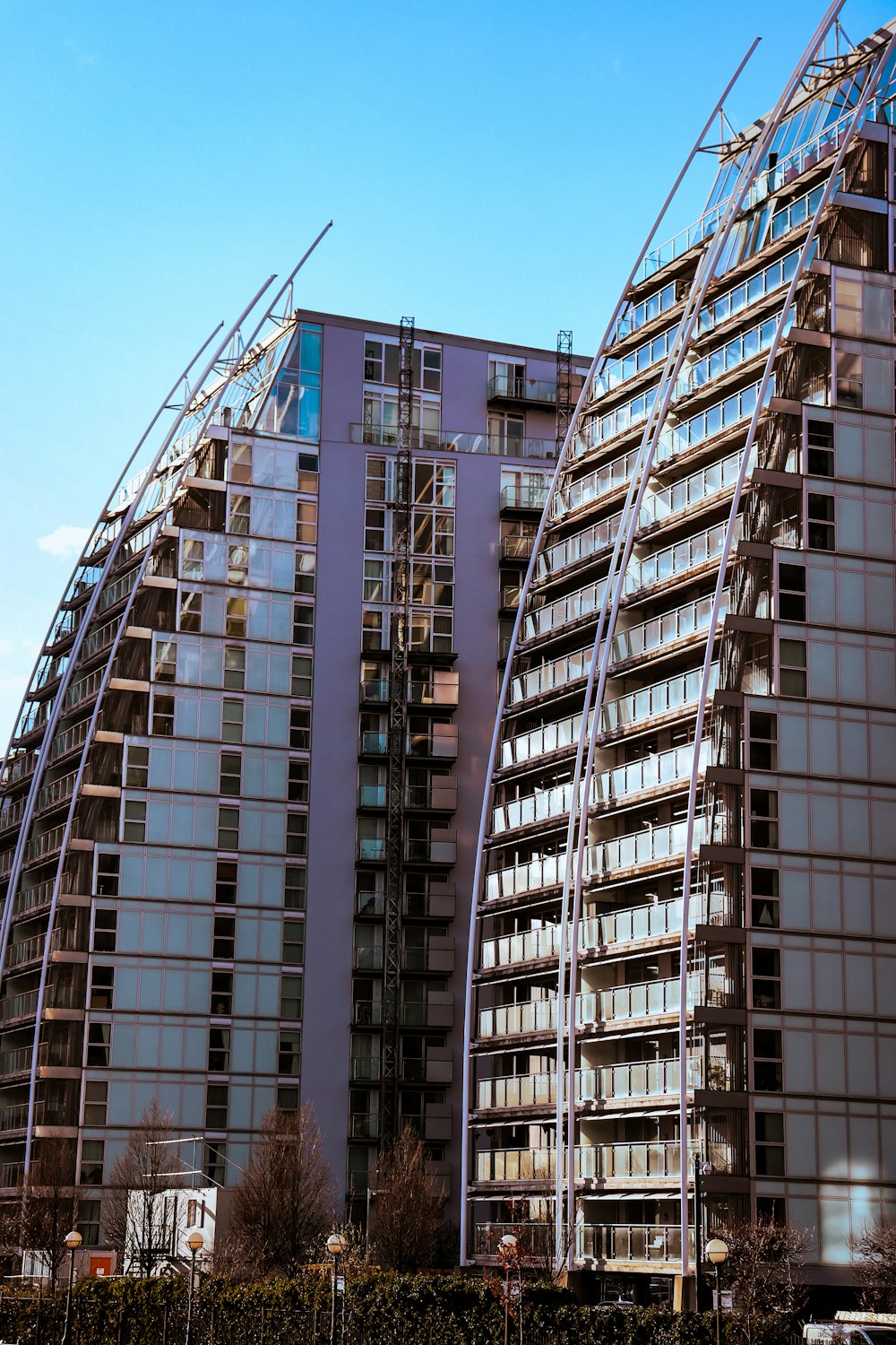 un edificio molto alto seduto accanto a un edificio molto alto