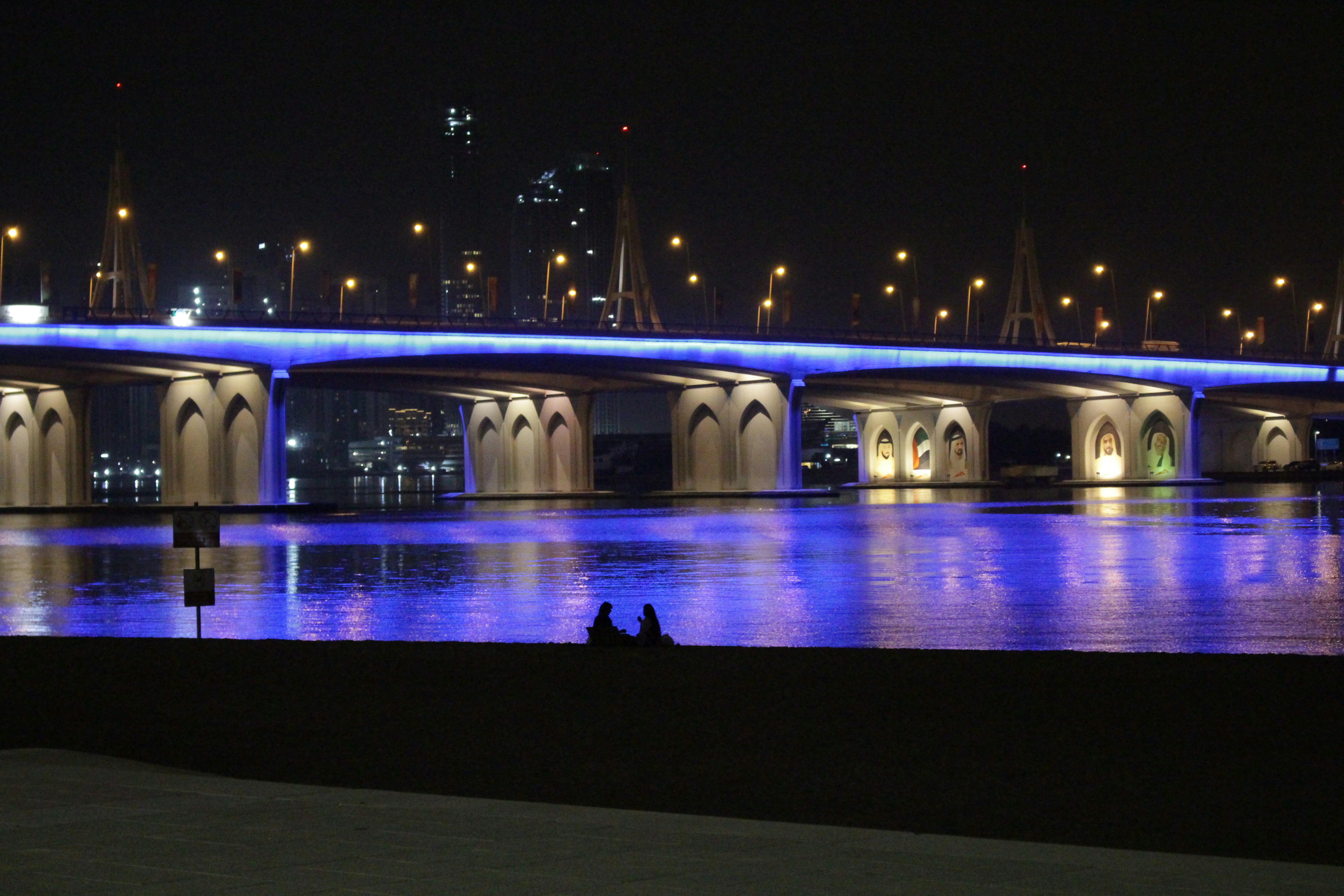 Deux personnes assises sur un banc devant un pont photo – Image ...