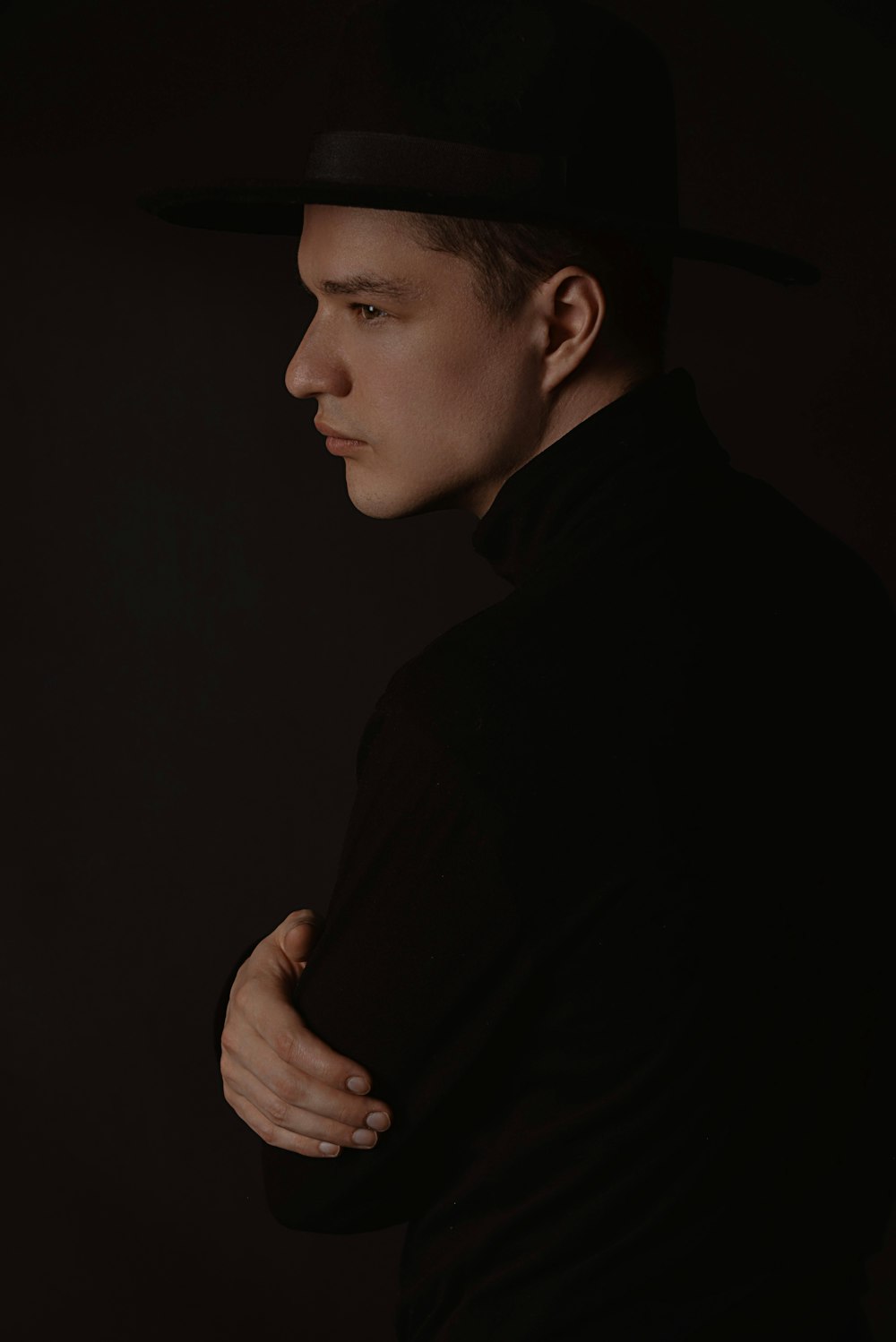 a man wearing a black hat and a black shirt