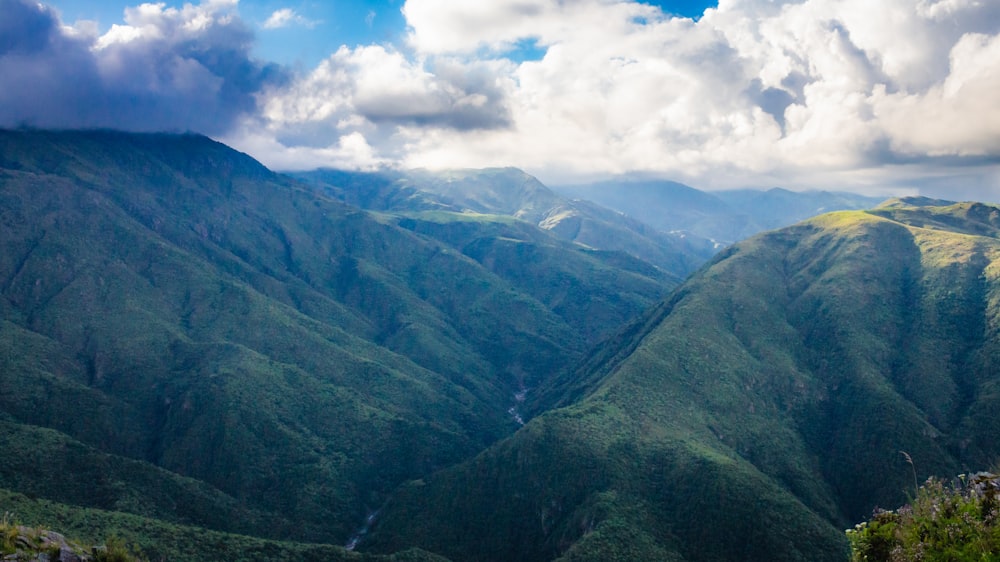 uma vista panorâmica de um vale com montanhas ao fundo