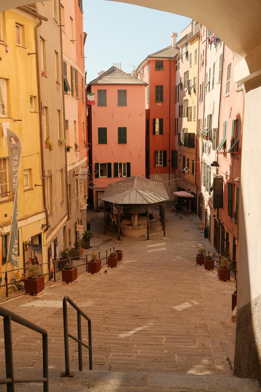 a view of a courtyard in a city