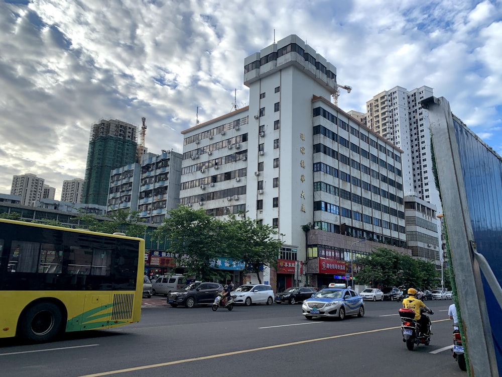 a city street filled with lots of traffic and tall buildings