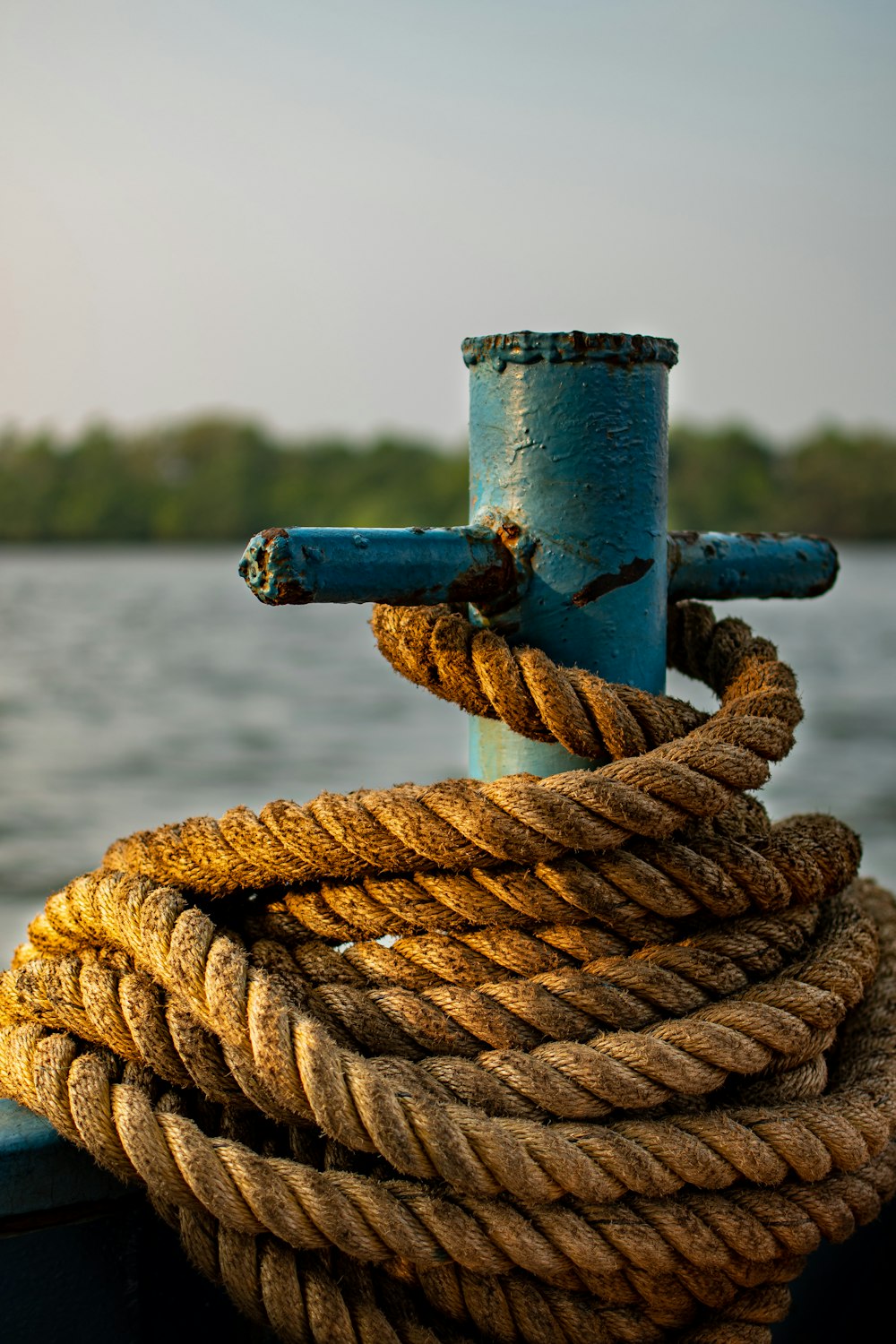 Un primo piano di una corda su una barca