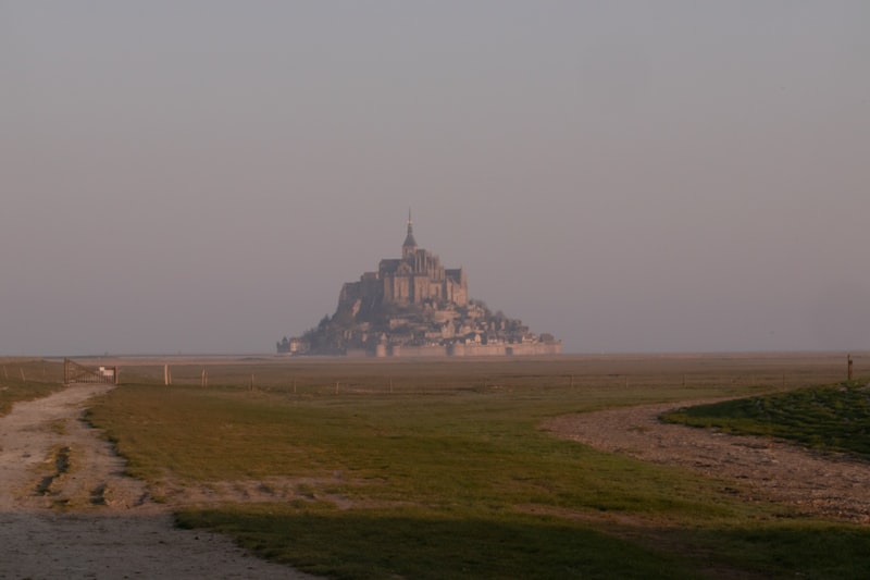Mont-Saint-Michel dans la brume