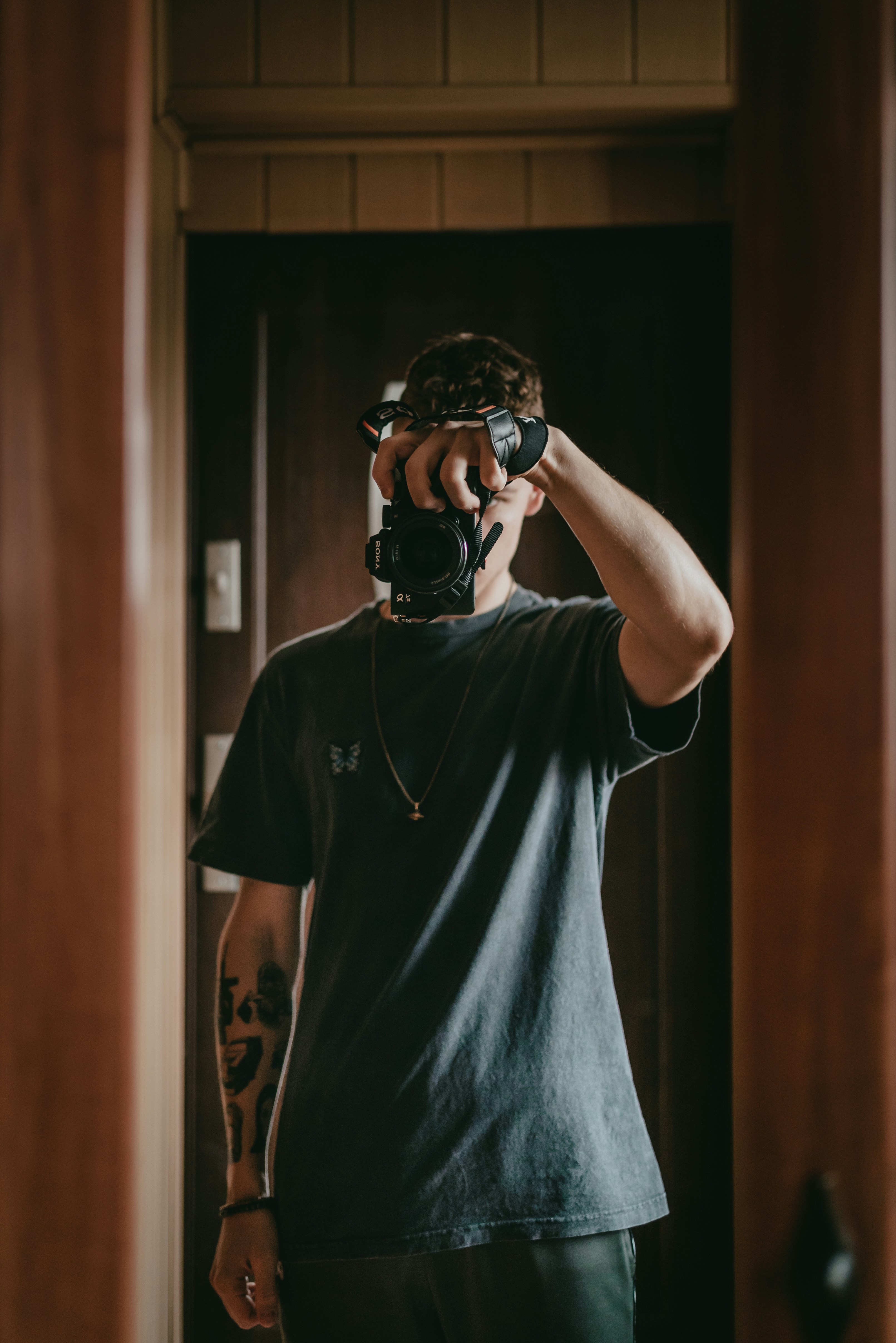 um homem tirando uma foto de si mesmo em um espelho