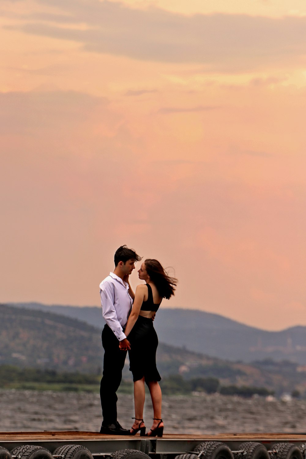 Un homme et une femme debout sur un quai