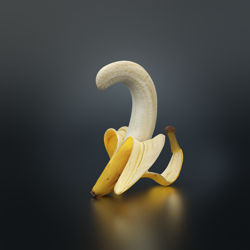 une banane pelée posée sur une table
