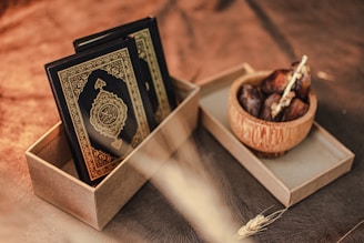 رسم تخيلي لسلسلة علماء الحديث من زمن النبي ﷺ والصحابة حتى العصر الحديث.