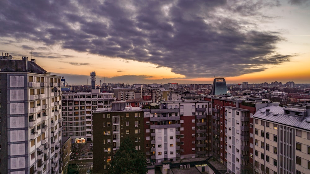 Blick auf eine Stadt von einem Hochhaus aus