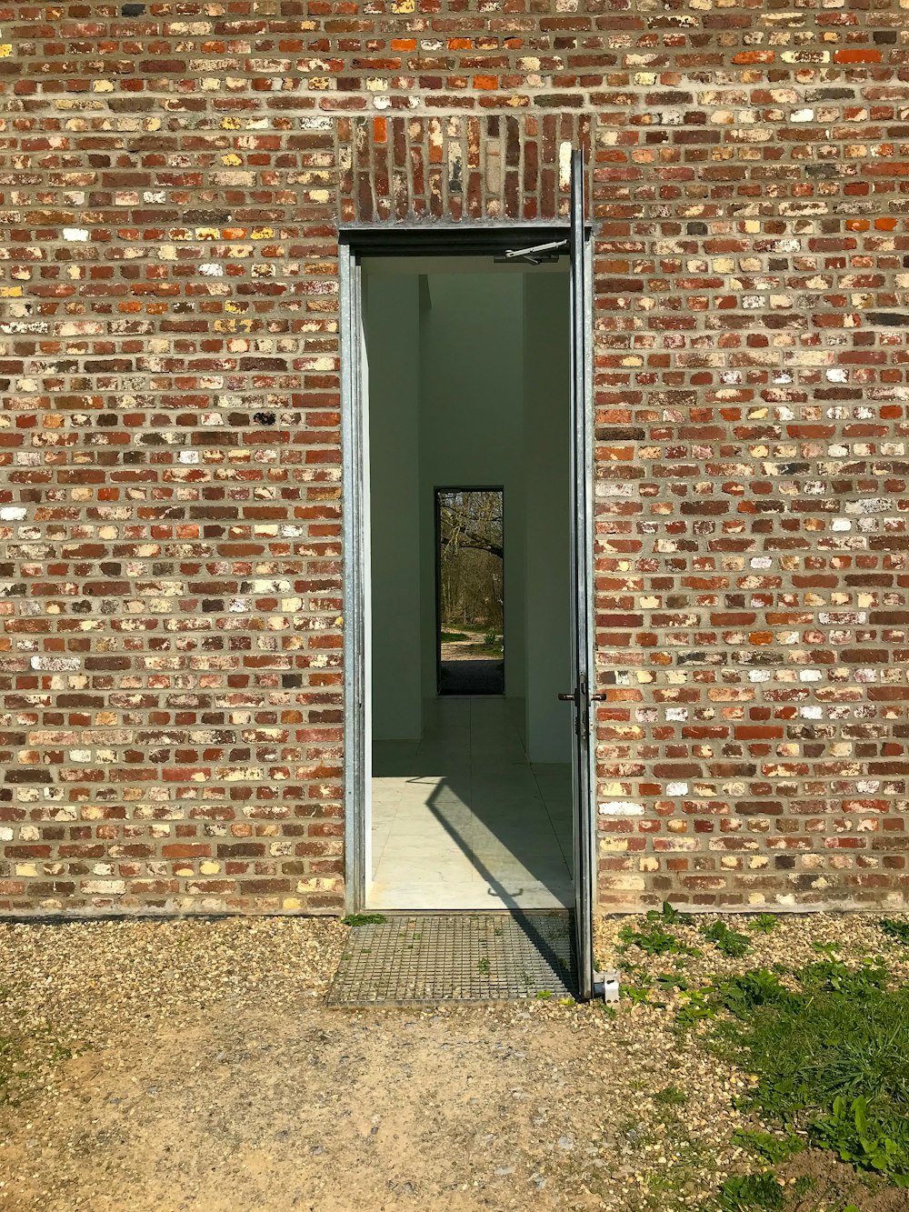Una puerta abierta a un edificio de ladrillo
