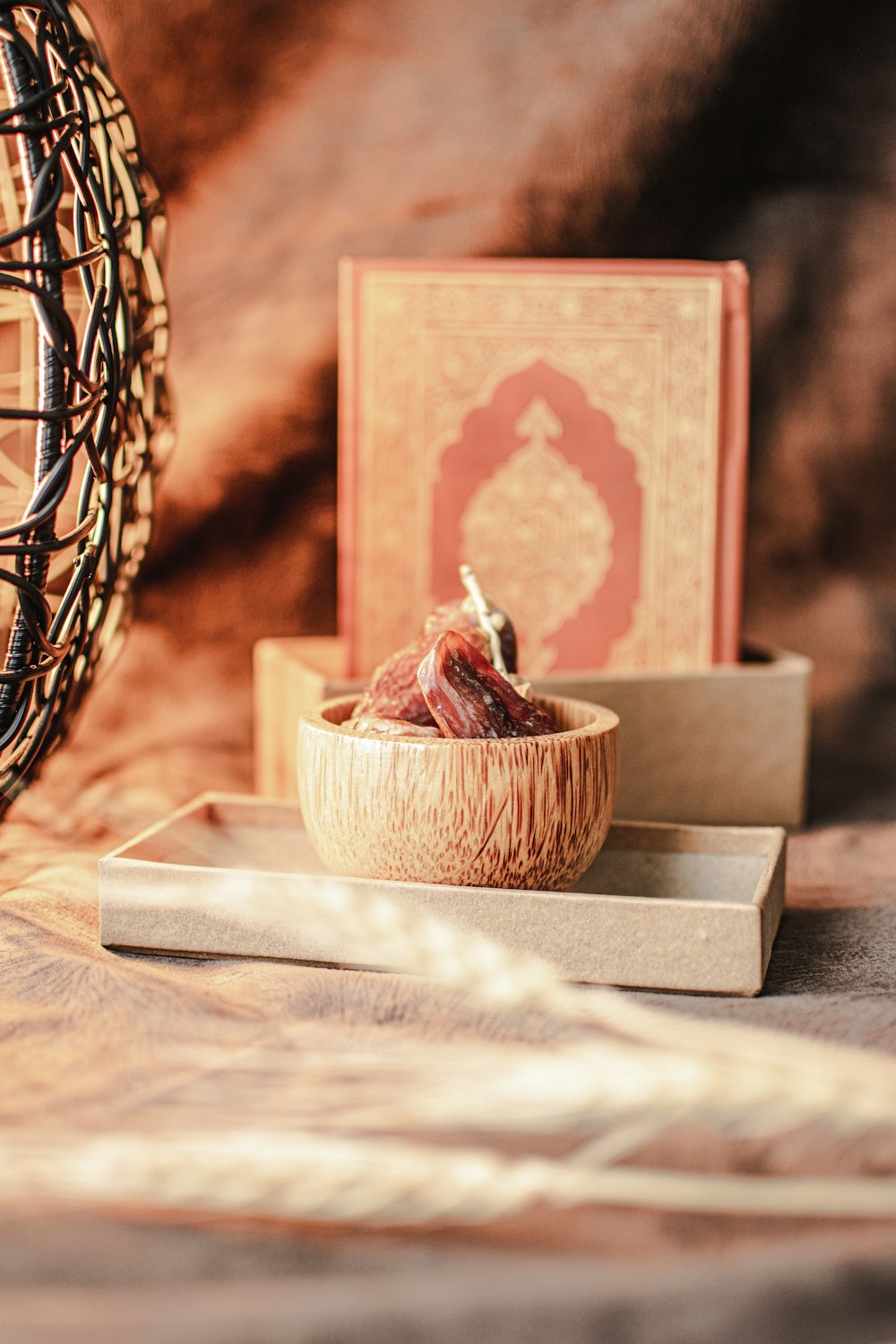 a bowl of food sitting on top of a wooden tray