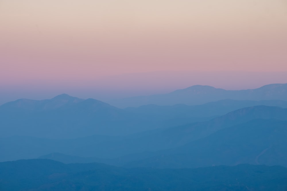 Blick auf eine Bergkette bei Sonnenuntergang