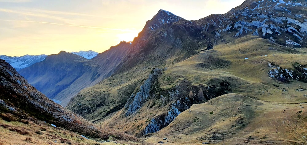 Blick auf eine Bergkette bei Sonnenuntergang