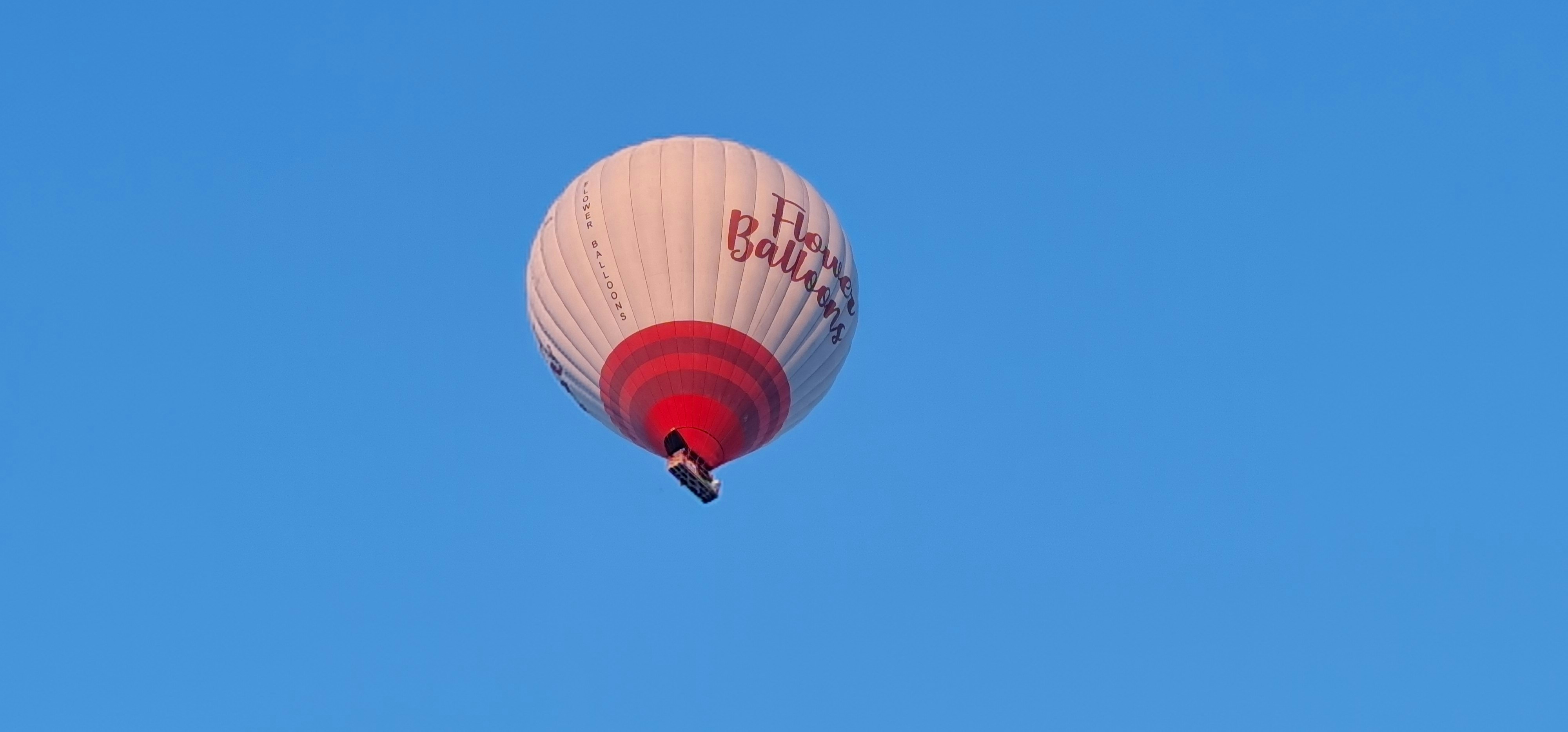 A hot air balloon flying through a blue sky photo – Free Turkey Image ...
