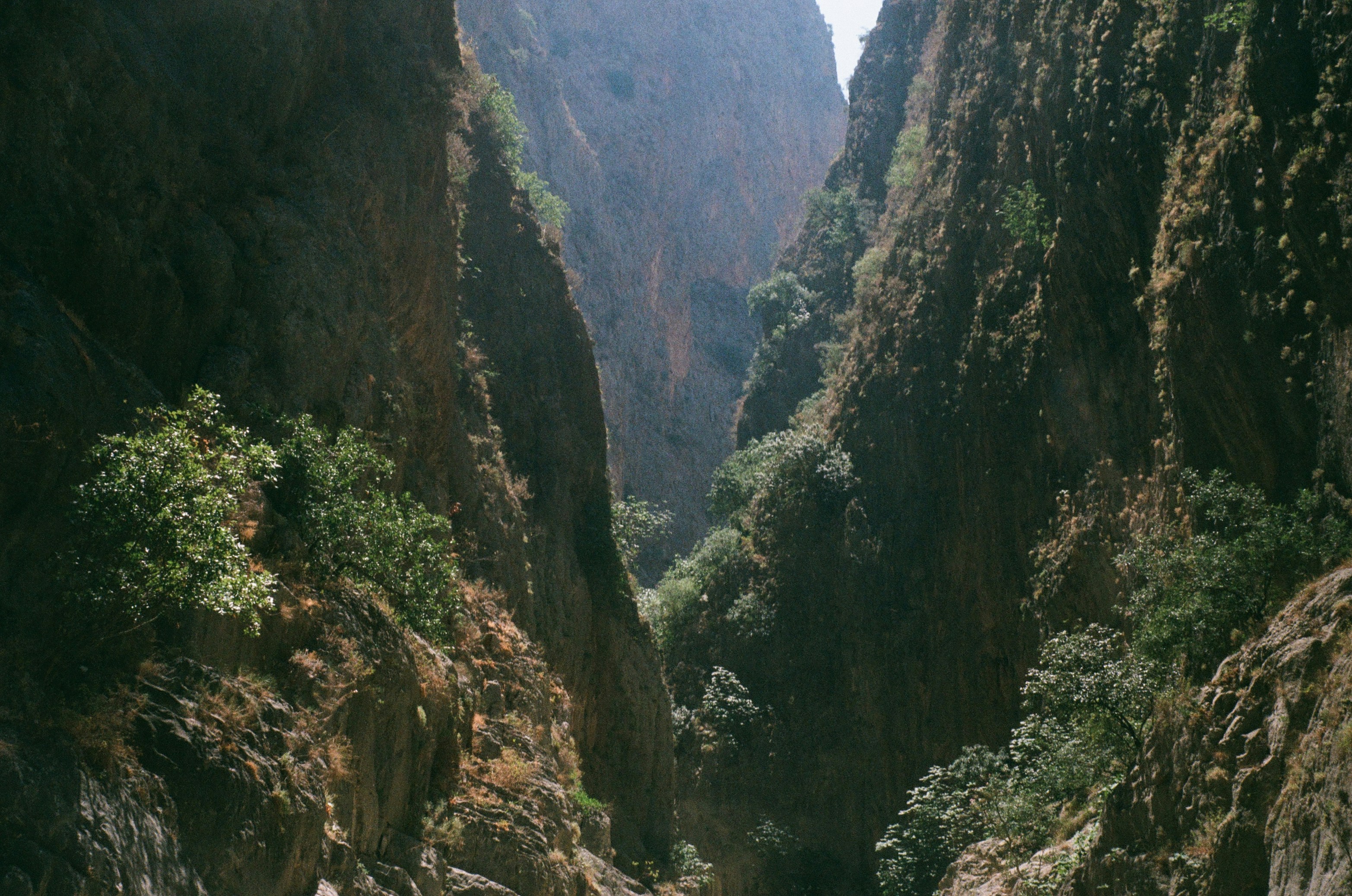 человек, плывущий на плоту по реке в окружении гор