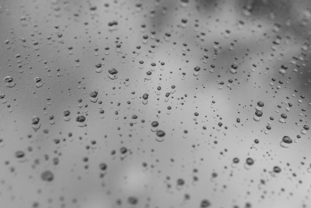 gouttes de pluie sur la vitre d’une voiture