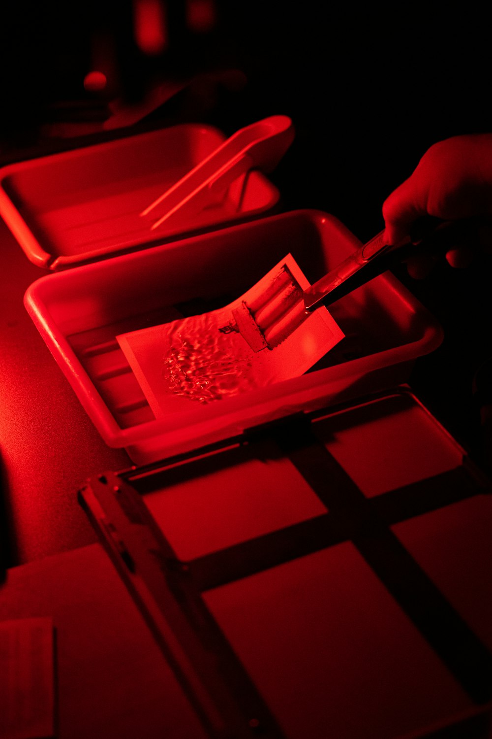 a red light is shining on a tray of food