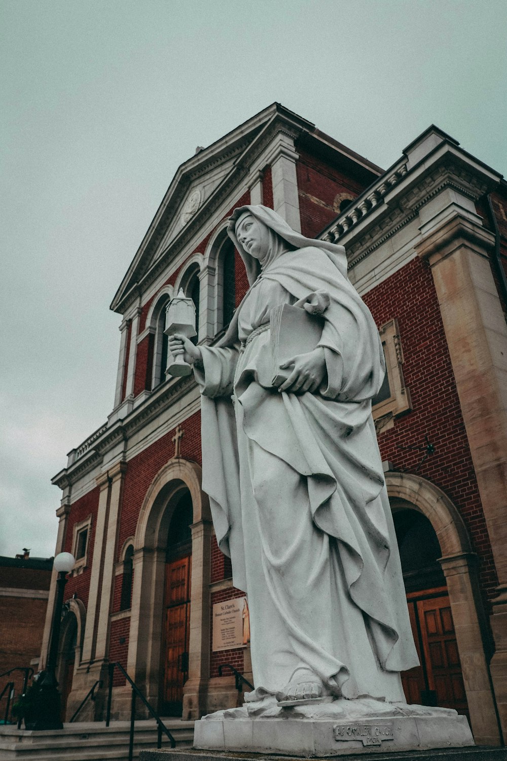 Una estatua de Jesús frente a una iglesia